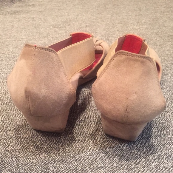 PAS DE ROUGE Tan Open Toe Suede Wedges Fringe Detail Sz 10 - Picture 3 of 4